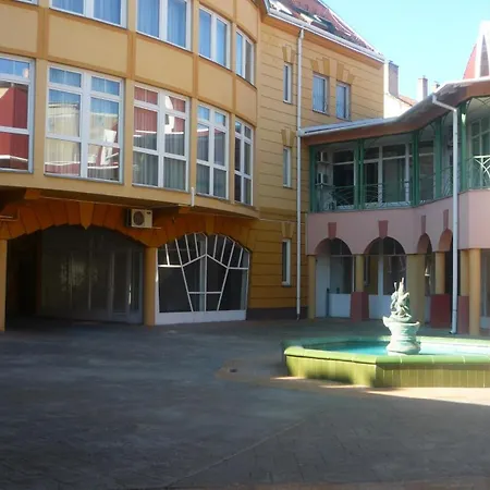 Aqua アパート ペーチ